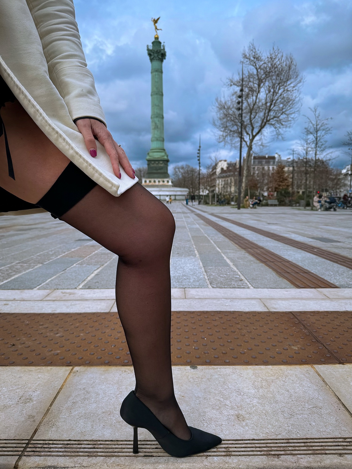 Lhéna en escarpins et bas noirs en extérieur